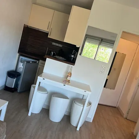 Apartment 1 Bedroom With Balcony Near The Saint-Raphaël