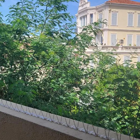 1 Bedroom With Balcony Near The דירה